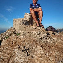 Alfred on top of 975 meters high Pico Albarracín